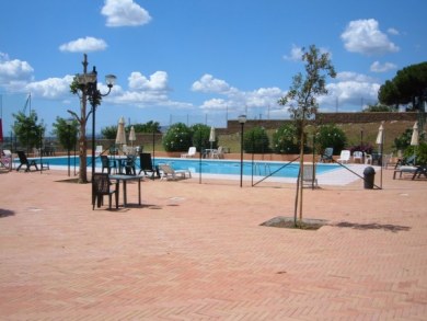 Swimming pool and solarium