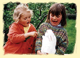 Bambine con coniglio